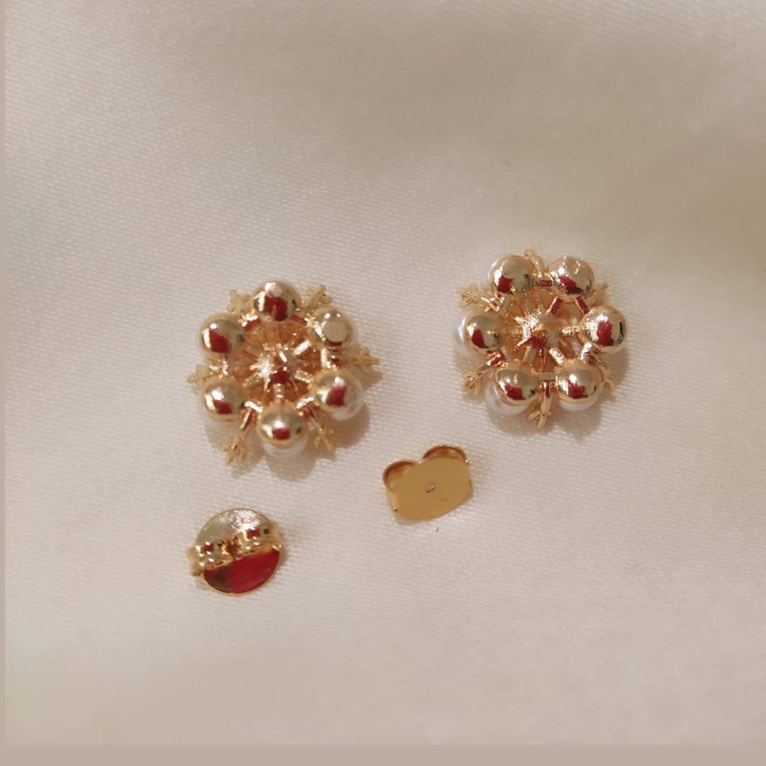 Brinco Botão de Pérolas e Zirconia de Cristal Pequeno - Semijoia Banhado Ouro 18 K