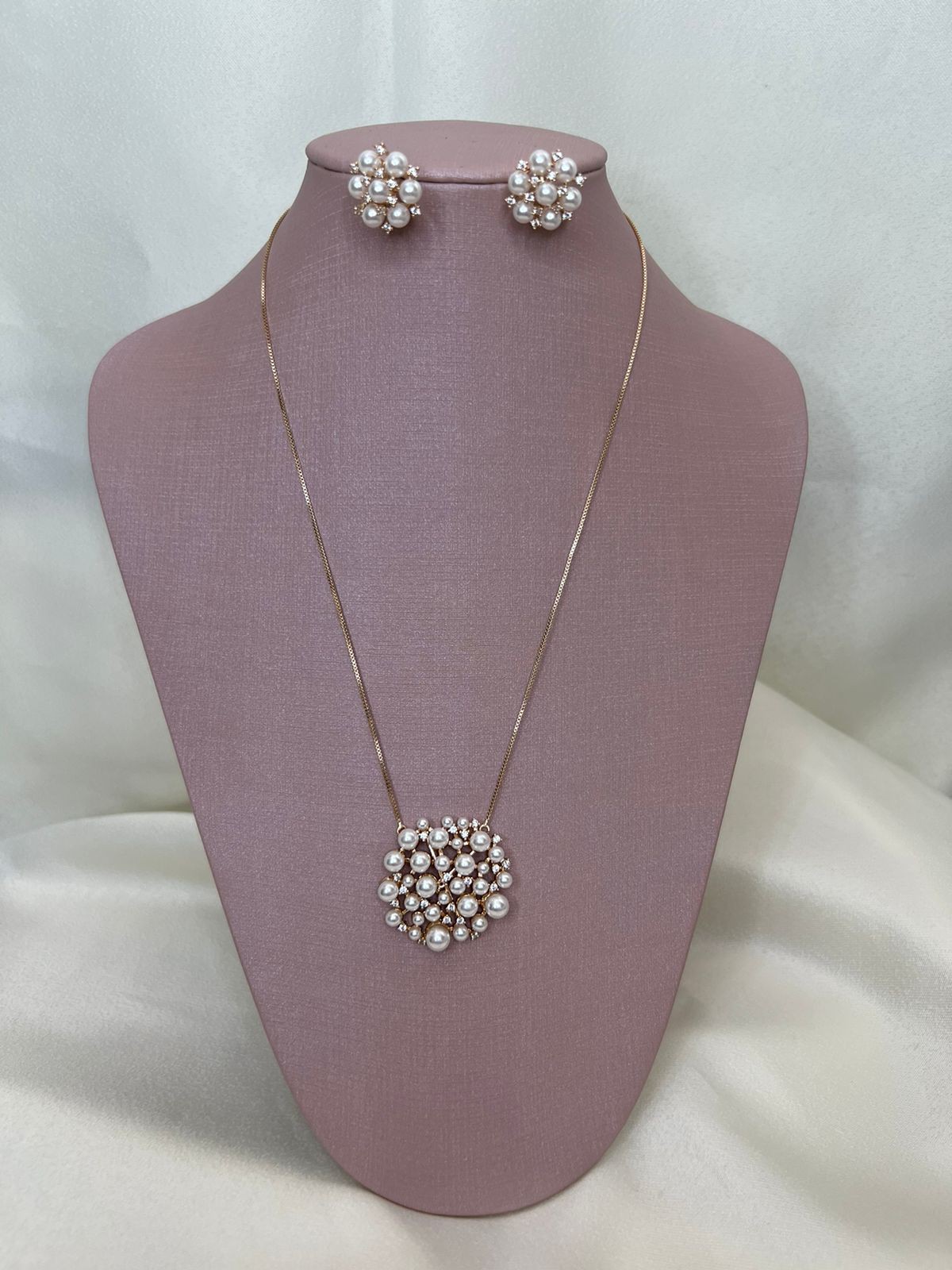 Colar Pérolas e Cravejação cristal - Semijoia Banhada Ouro 18 K