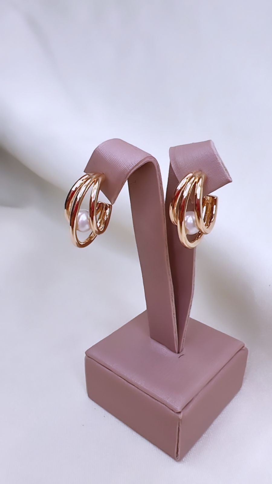 Brinco Argola Três Tubos Pequeno Com Pérola - Semijoia Banhado a Ouro 18K
