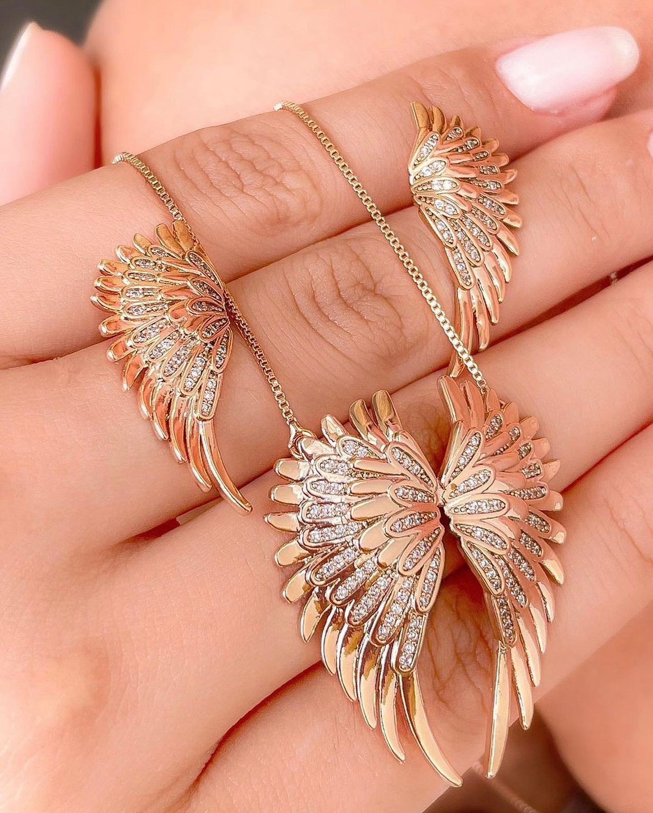 Conjunto Asas de Anjo Com detalhes em Cravejação - BRINCO + COLAR - Banhada a Ouro 18K - Semijoia