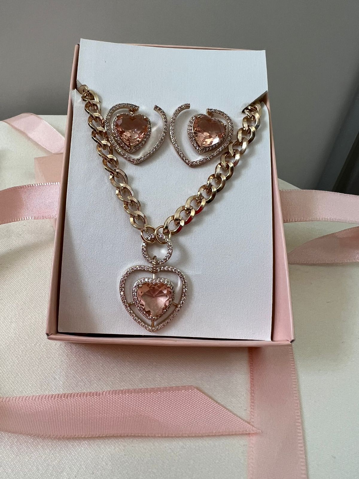 Conjunto Coração Luxo Brinco 2 em 1 Detalhe Cravejado e pedra Rosé/Verde - Semijoia Banhada Ouro 18K