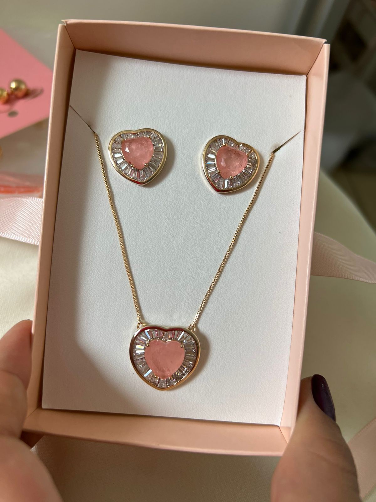 Conjunto Coração Delicado Cravejação Baguete Cristal e Pedra Fusion Rosé/Verde - Semijoia Banhada Ouro 18K