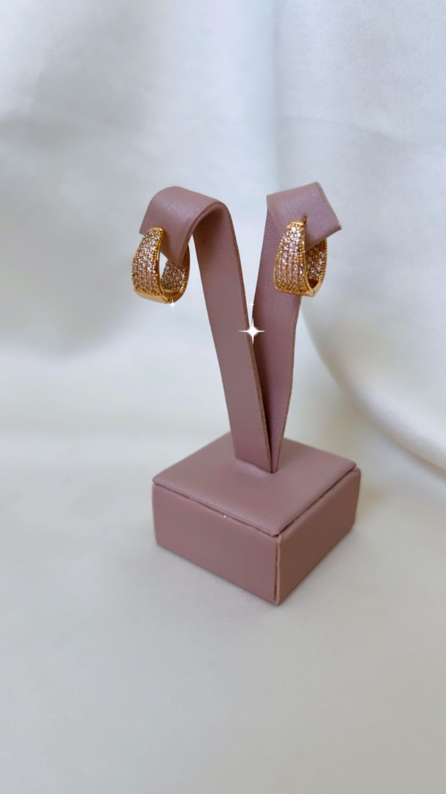 Brinco Argola Larga Clique Pequena Cravejada Triangular Todo Cravejado - Semijoia Banhada Ouro 18 K
