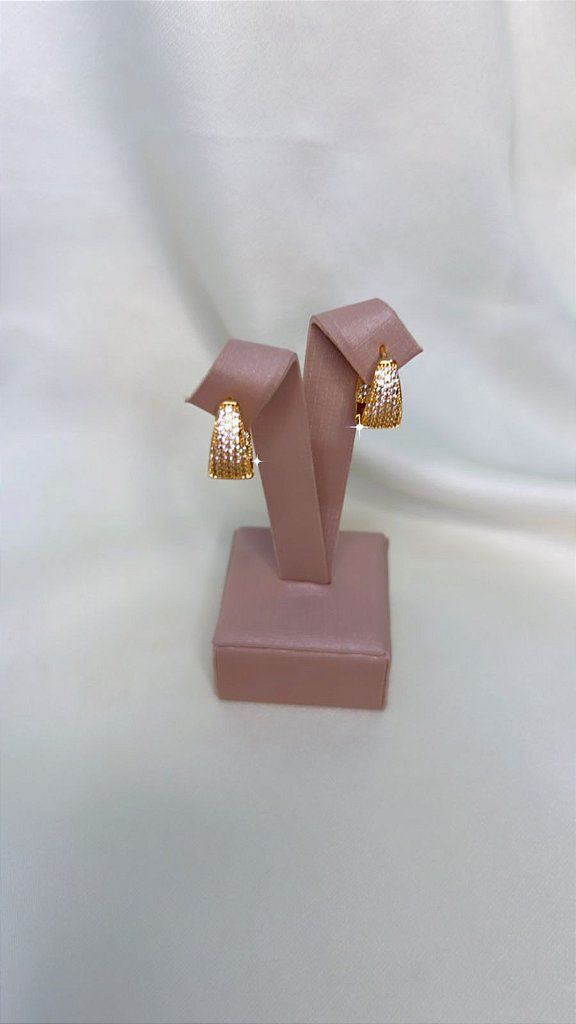 Brinco Argola Larga Clique Pequena Cravejada Triangular Todo Cravejado - Semijoia Banhada Ouro 18 K