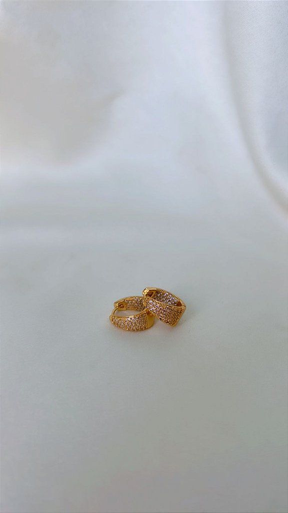Brinco Argola Larga Clique Pequena Cravejada Triangular Todo Cravejado - Semijoia Banhada Ouro 18 K