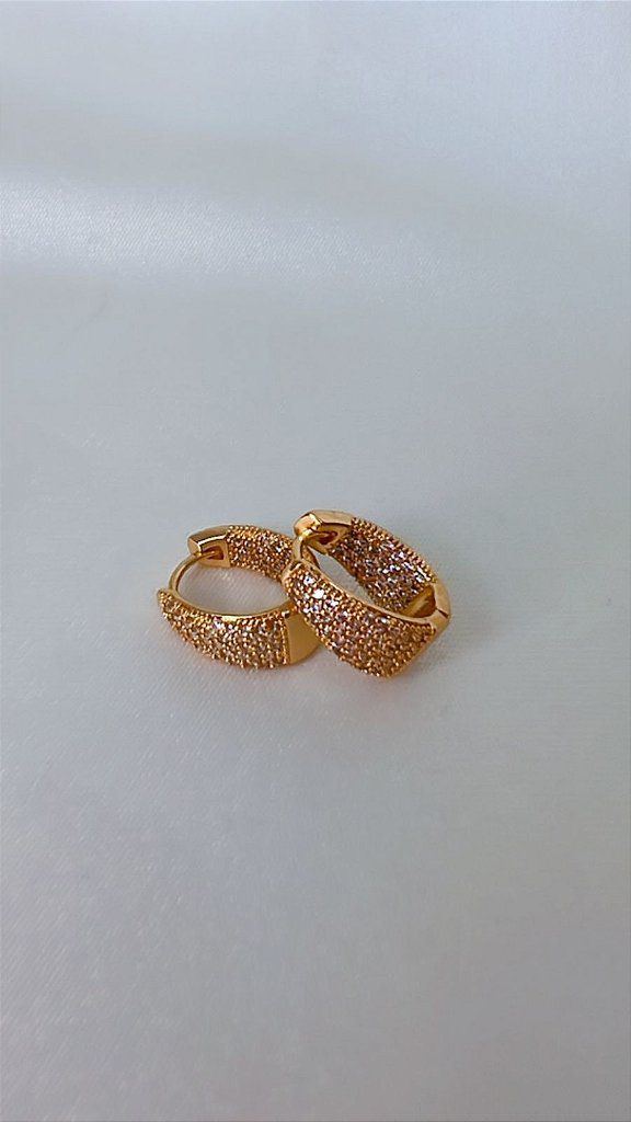 Brinco Argola Larga Clique Pequena Cravejada Triangular Todo Cravejado - Semijoia Banhada Ouro 18 K
