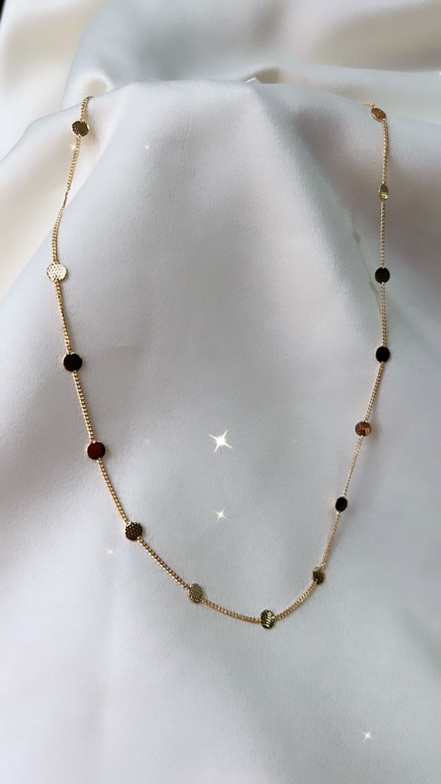 Colar Chocker Bolinhas de Plaquinhas Trabalhadas - Semijoia Banhada Ouro 18 K