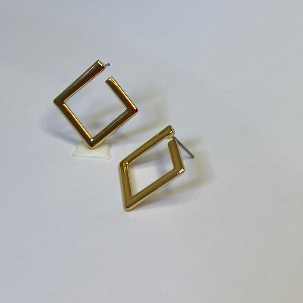 Brinco Liso Quadrado Vazado- Banhado a Ouro 18K - Semijoia