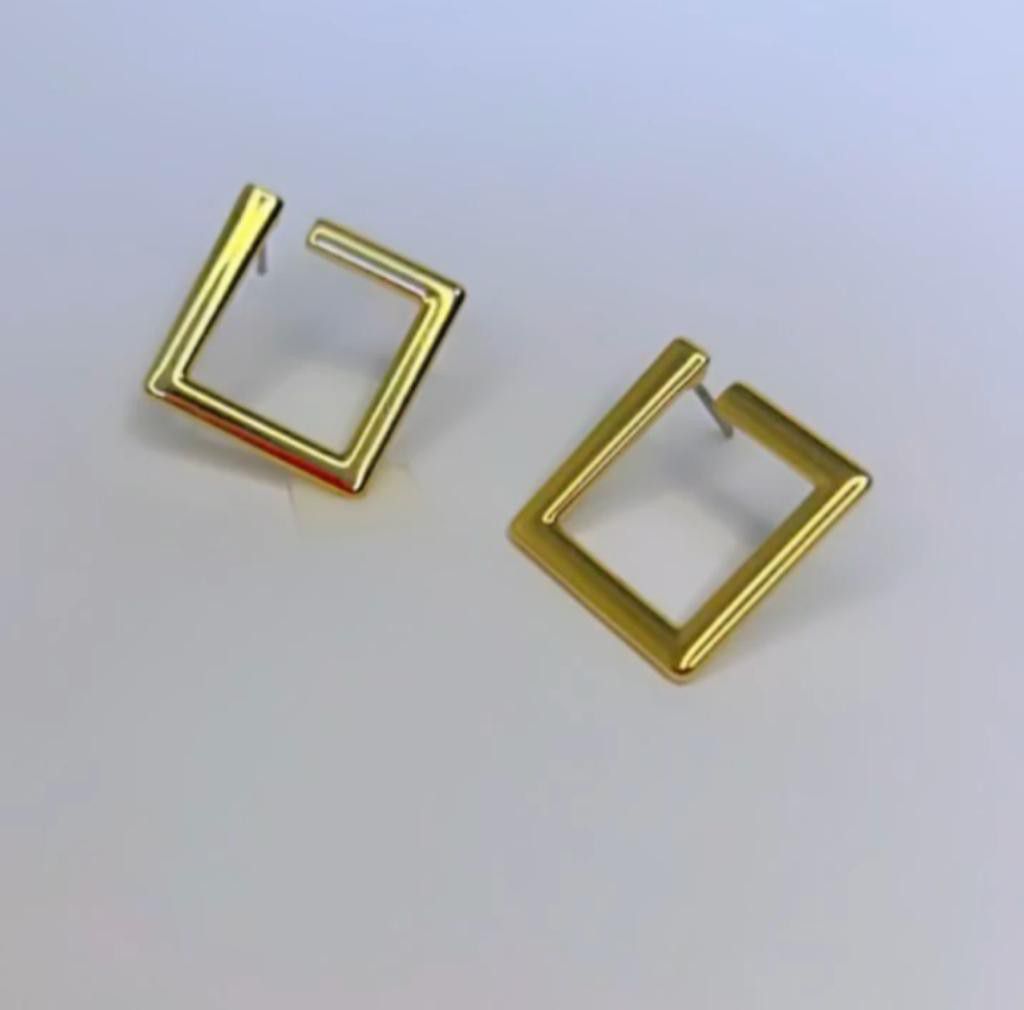 Brinco Liso Quadrado Vazado- Banhado a Ouro 18K - Semijoia