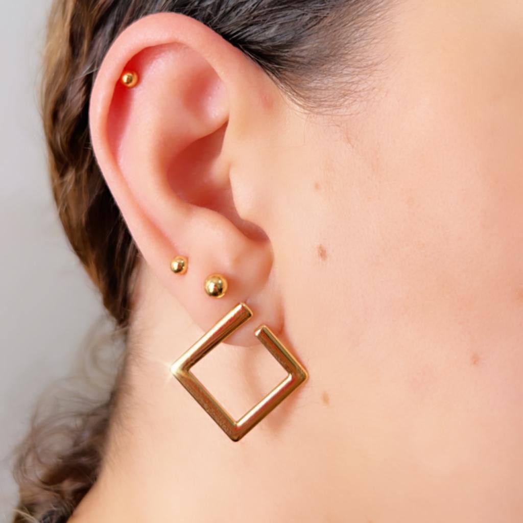 Brinco Liso Quadrado Vazado- Banhado a Ouro 18K - Semijoia
