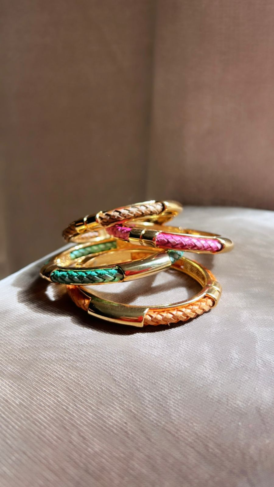 Bracelete Colore - Com Couro Ecológico Colorido - Semijóia Banhada Ouro 18K