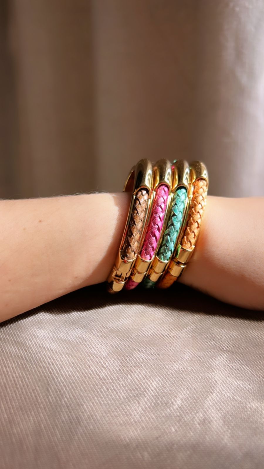 Bracelete Colore - Com Couro Ecológico Colorido - Semijóia Banhada Ouro 18K