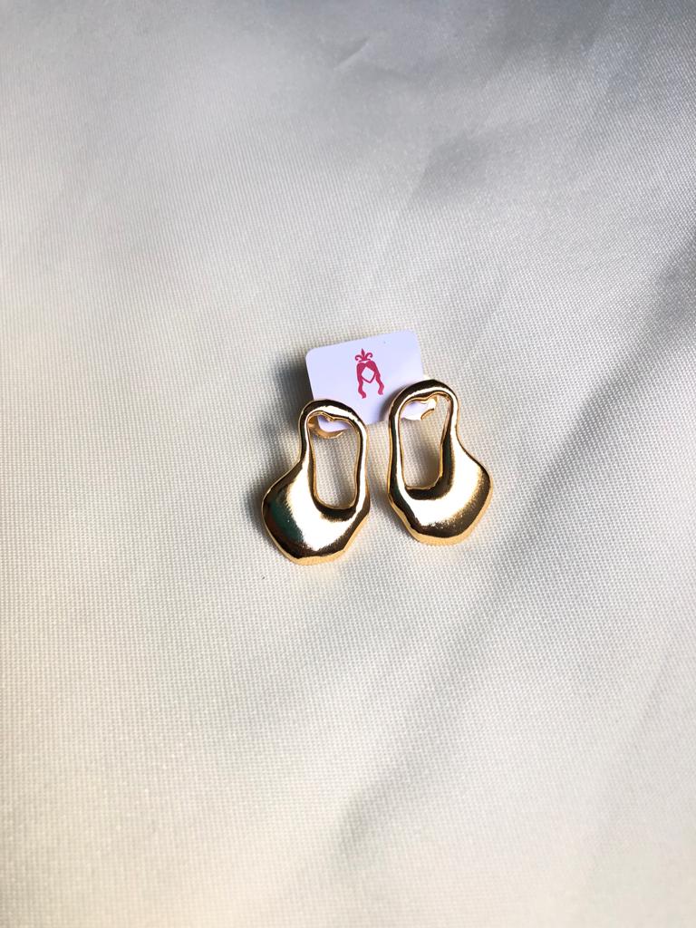 Brinco Organico Vazado Frontal Liso - Semijoia Banhada Ouro 18K