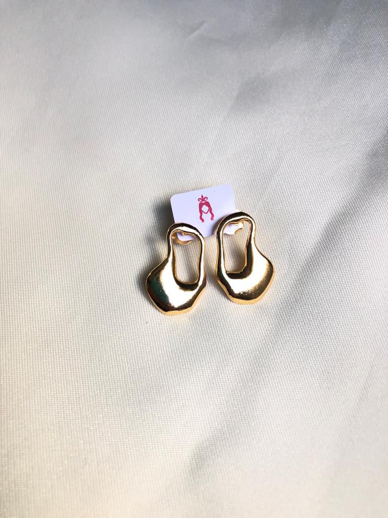 Brinco Organico Vazado Frontal Liso - Semijoia Banhada Ouro 18K