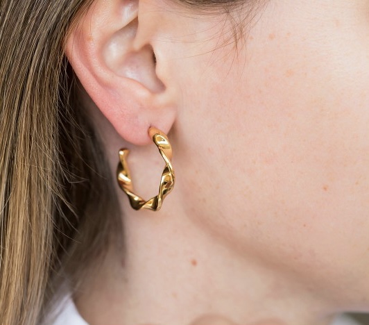 Brinco Argola Semi Torcida Lisa Media - Banhado a Ouro 18K - Semijoia
