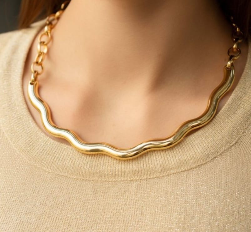 Colar Chocker ou Gargantilha com Aro  Ondulado Grosso Liso - Semijoia Banhada Ouro 18 K