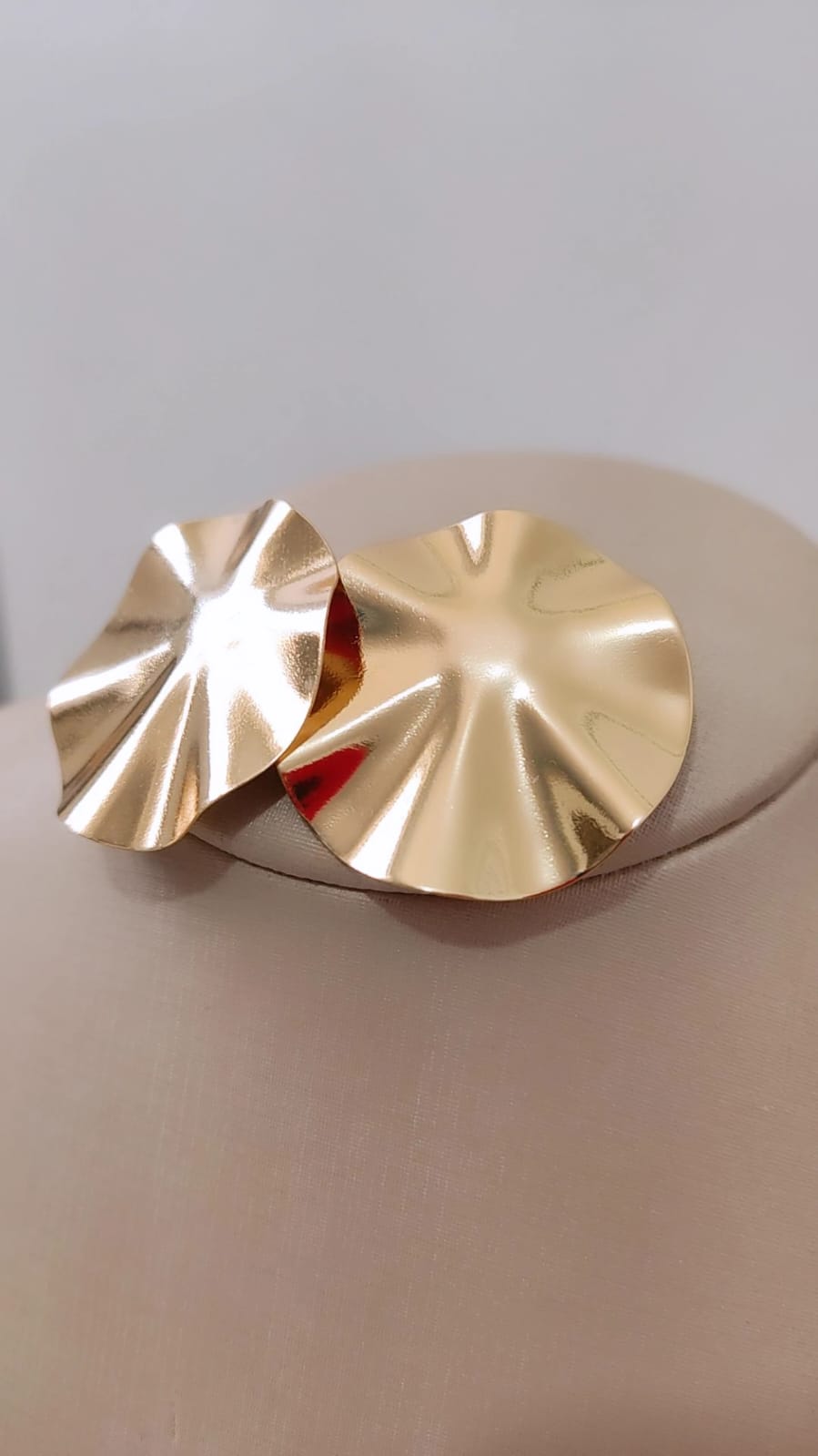 Brinco Circular Frontal Liso Franzido- Banhado a Ouro 18K - Semijoia
