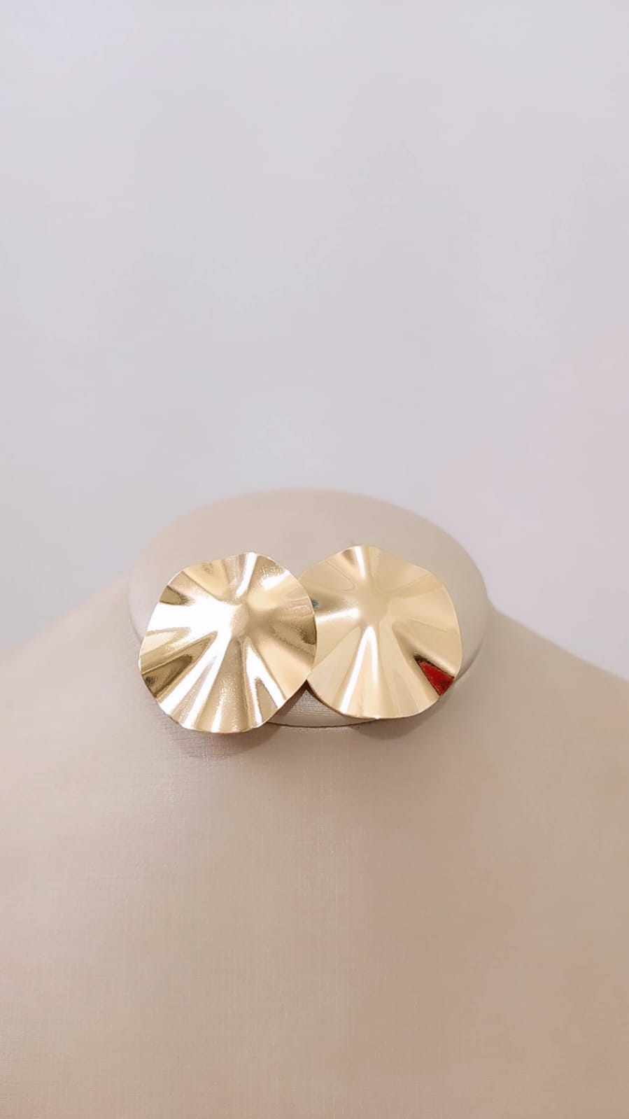 Brinco Circular Frontal Liso Franzido- Banhado a Ouro 18K - Semijoia