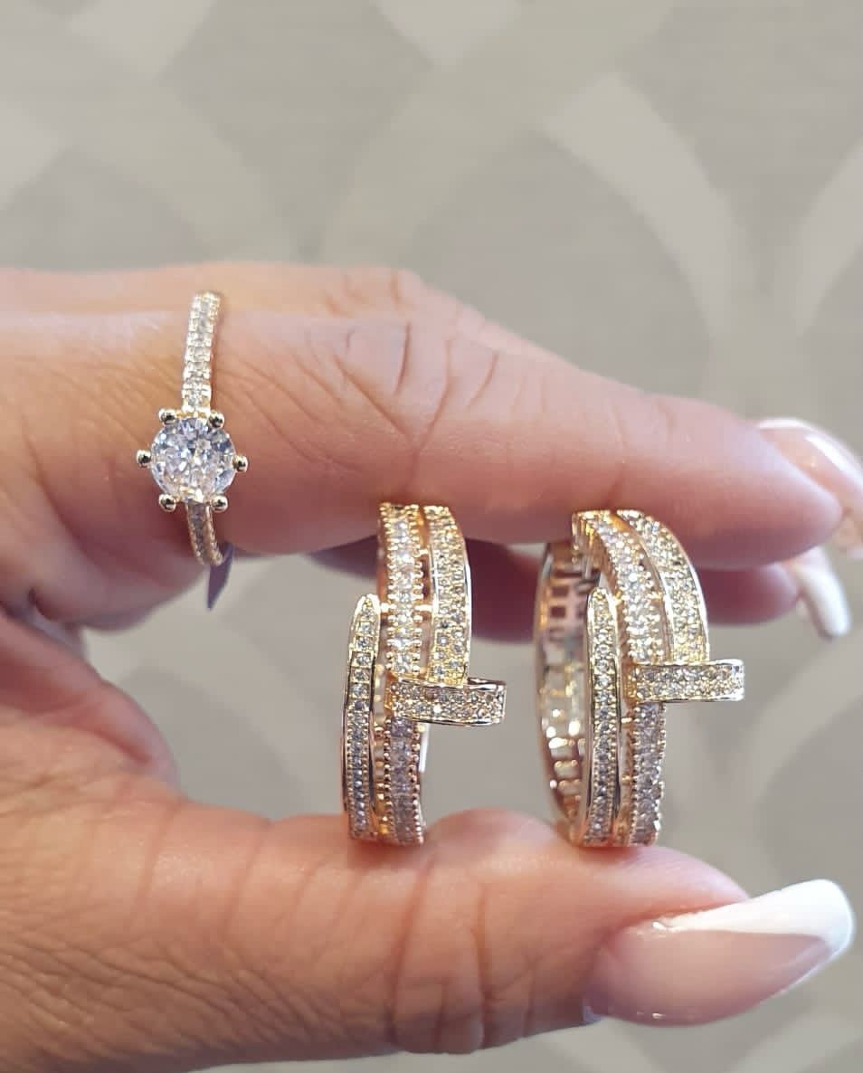 Brinco Argola Prego Medio Cravejado Zirconia Cristais Inspiração - Semijoias Banhadas em ouro 18k