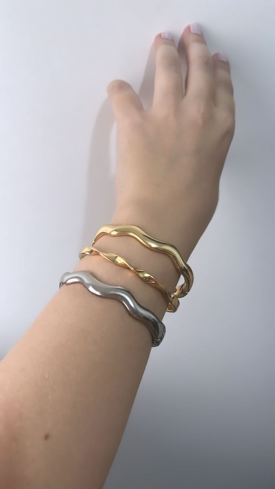 Bracelete/ Pulseira Ondulado Grosso Liso- Dois Banhos- Banho Rodium - Semijoia Delicada Banhada a Ouro 18K