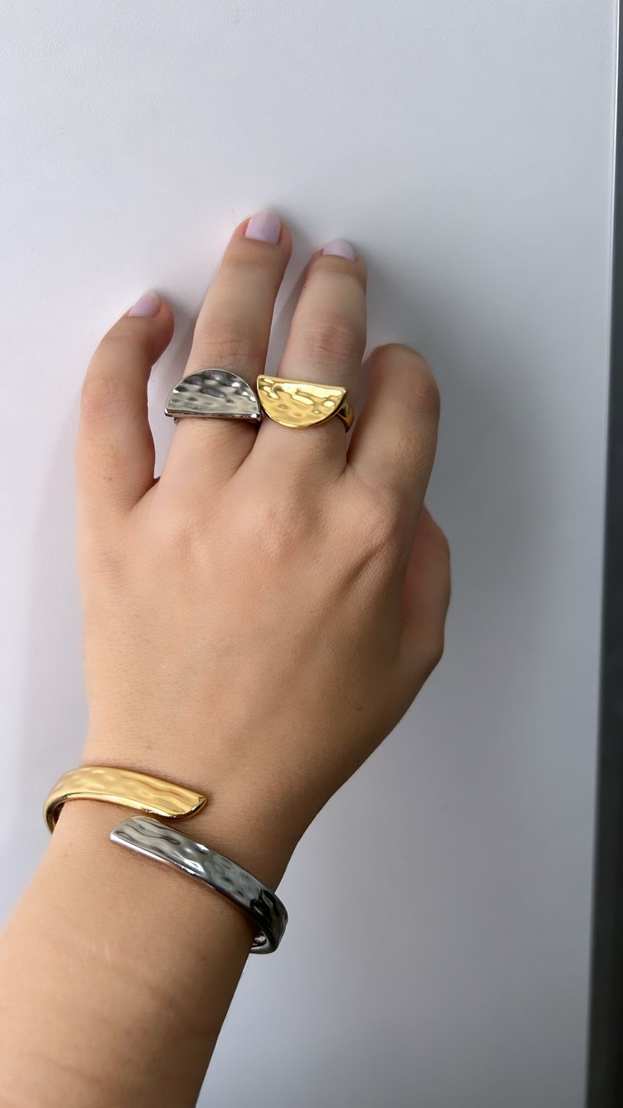 Bracelete/Pulseira Encaixe Dois Banhos Martelado - Elegante- Semijoia Banho Ouro 18K + Rodium