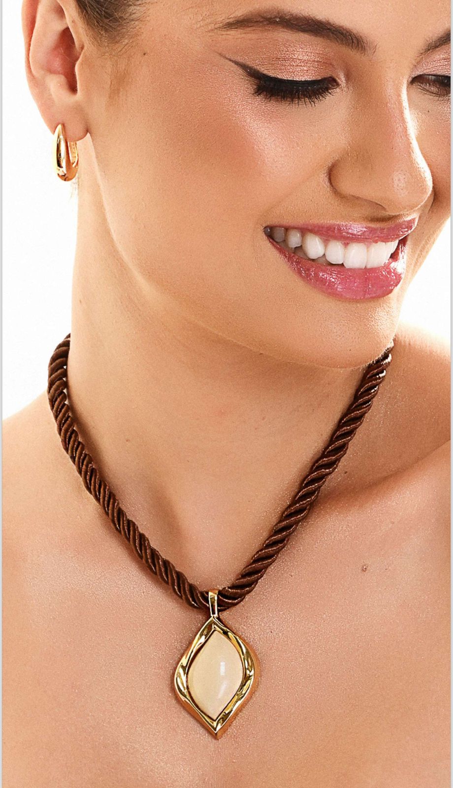 Colar Gisele Com Pingente em Resina Cores - Semijoia BanhoOuro 18K