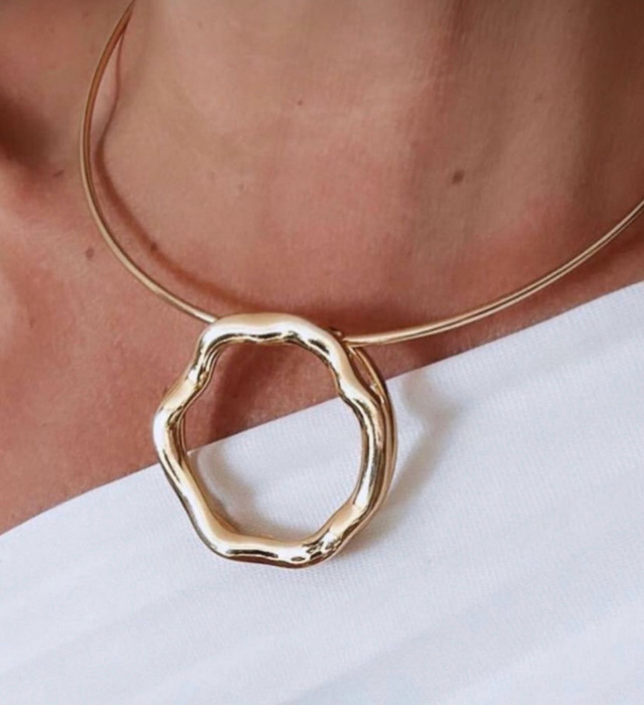 Colar/ Chocker /Gargantilha/ Aro Tubo 2mm Liso Com Pingente Circulo Vazado Organico - Semijoia Banhada Ouro 18 K