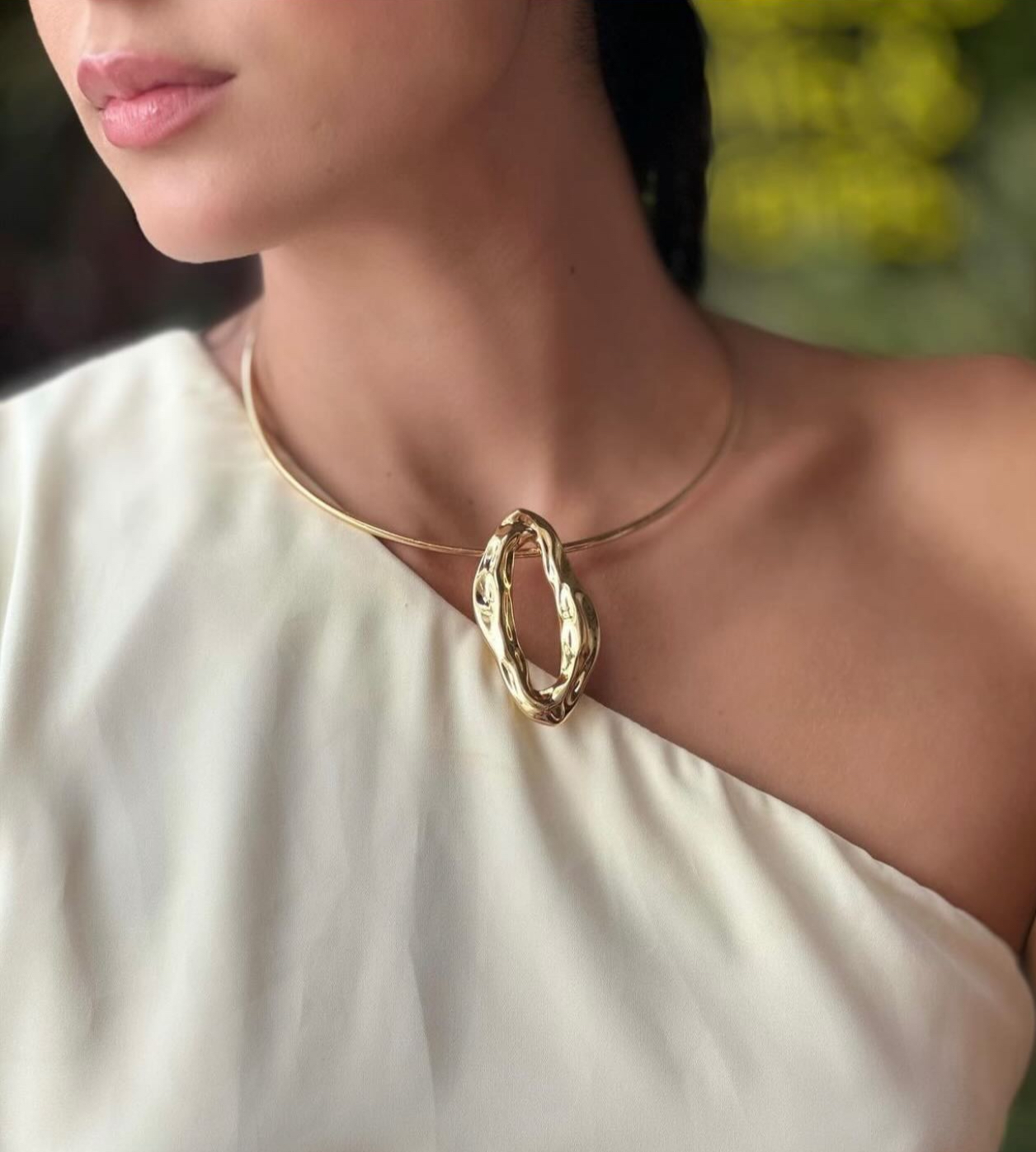 Colar/ Chocker /Gargantilha/ Aro Tubo Fino Liso Com Pingente Folha Vazada Organica - Semijoia Banhada Ouro 18 K