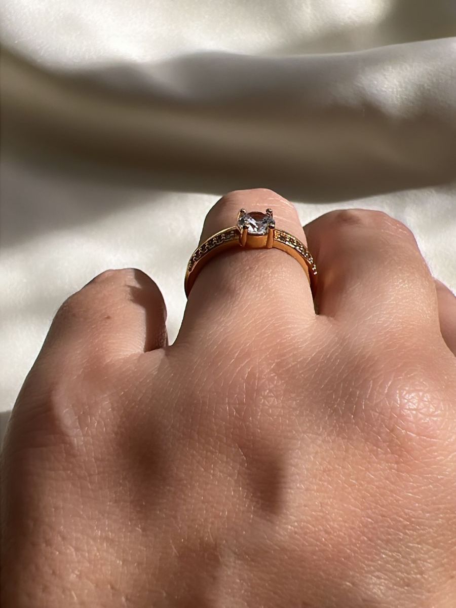 Anel Solitário Fino Cravejado e Liso com  Ponto de Luz de 6mm com 4 Garras - Baixo - Semijoia Banhada a Ouro 18k