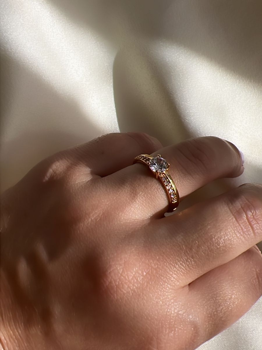 Anel Solitário Fino Cravejado e Liso com  Ponto de Luz de 6mm com 4 Garras - Baixo - Semijoia Banhada a Ouro 18k