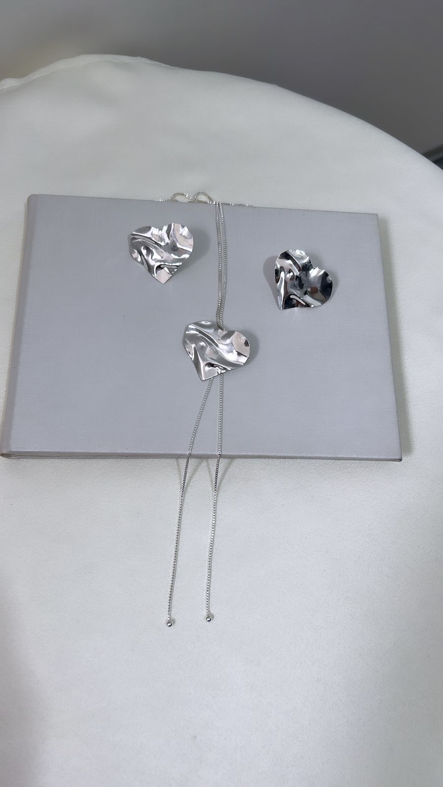Conjunto Coração Martelado Liso de Colar Gravatinha Ajustável - Semijoia Banhada a Ouro 18K ou Prata 925