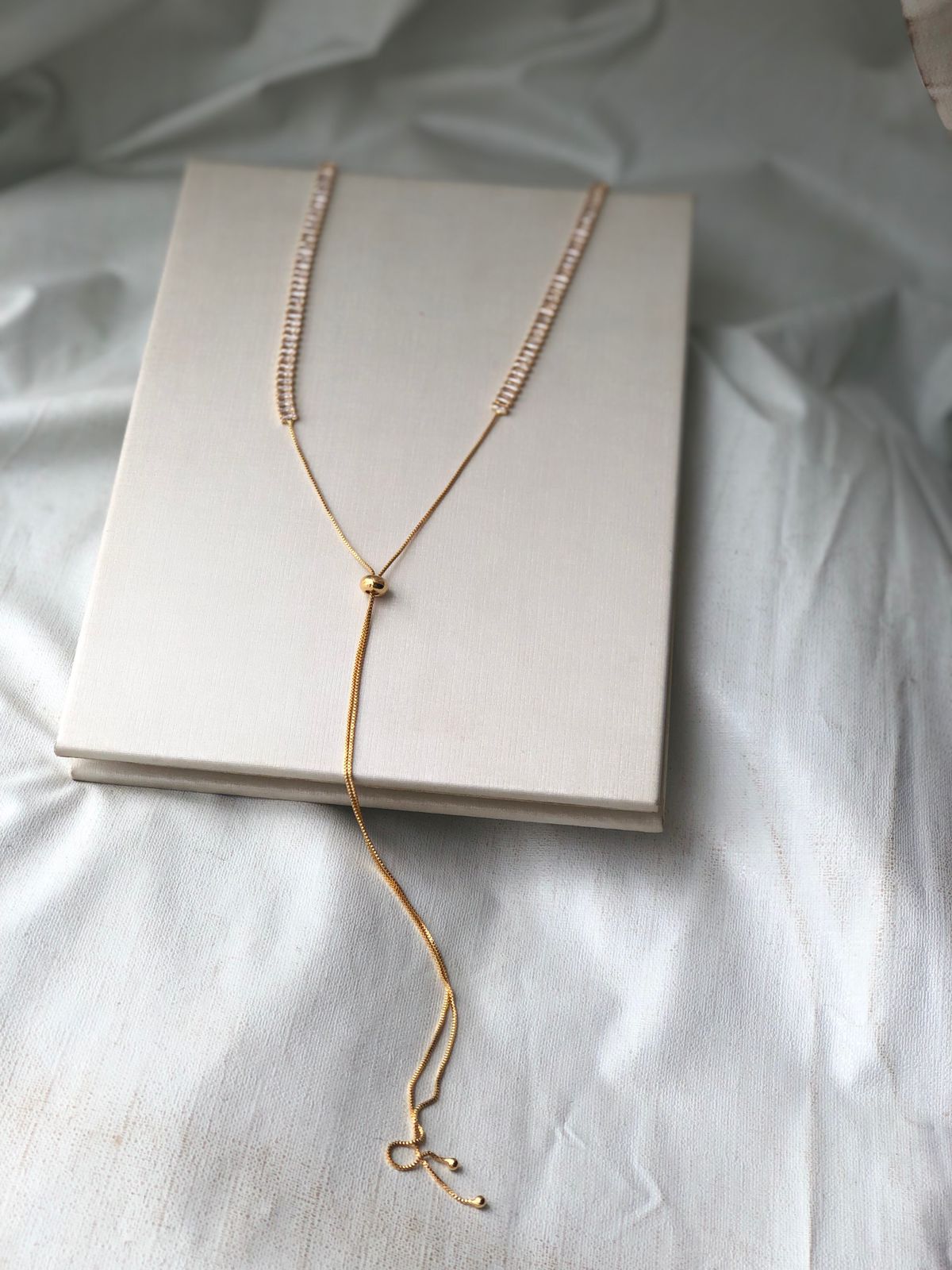 Colar Riviera Gravatinha Ajustavel Cravejado em Zircônias Baguetes Cristal Chocker - Banho Prata 925 ou Banhado a ouro 18K - Semijoias