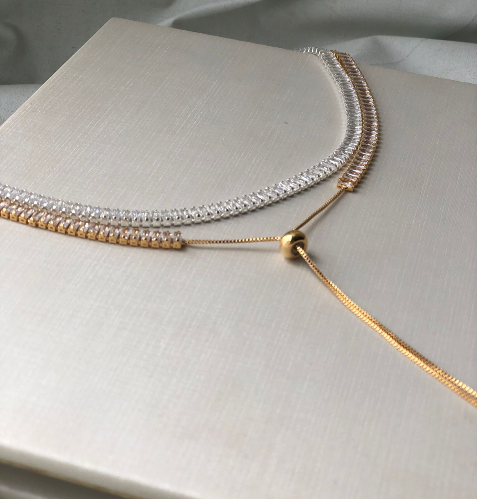 Colar Riviera Gravatinha Ajustavel Cravejado em Zircônias Baguetes Cristal Chocker - Banho Prata 925 ou Banhado a ouro 18K - Semijoias