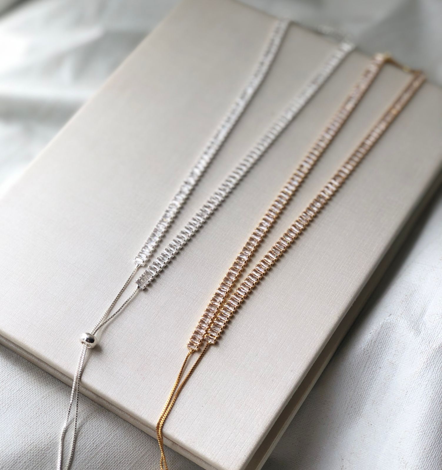 Colar Riviera Gravatinha Ajustavel Cravejado em Zircônias Baguetes Cristal Chocker - Banho Prata 925 ou Banhado a ouro 18K - Semijoias