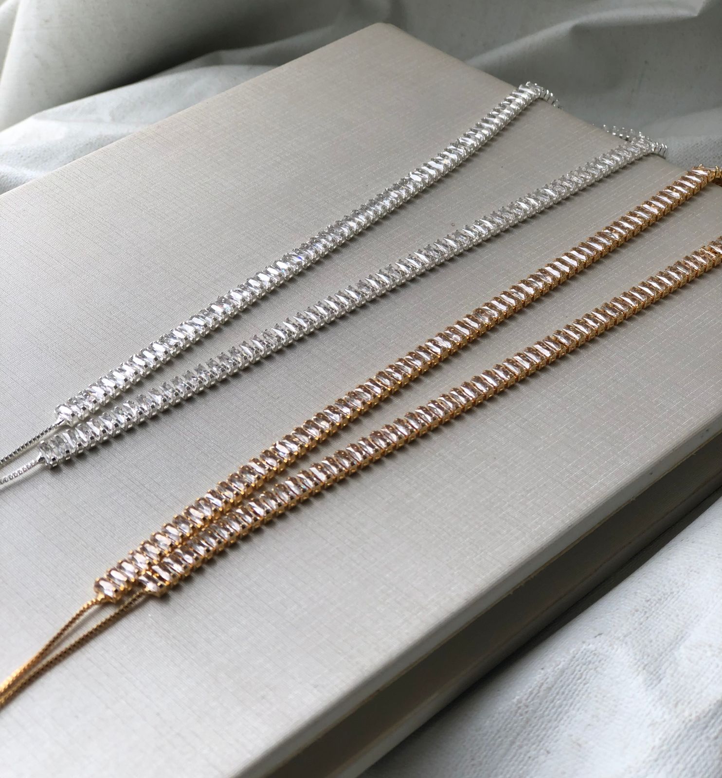 Colar Riviera Gravatinha Ajustavel Cravejado em Zircônias Baguetes Cristal Chocker - Banho Prata 925 ou Banhado a ouro 18K - Semijoias