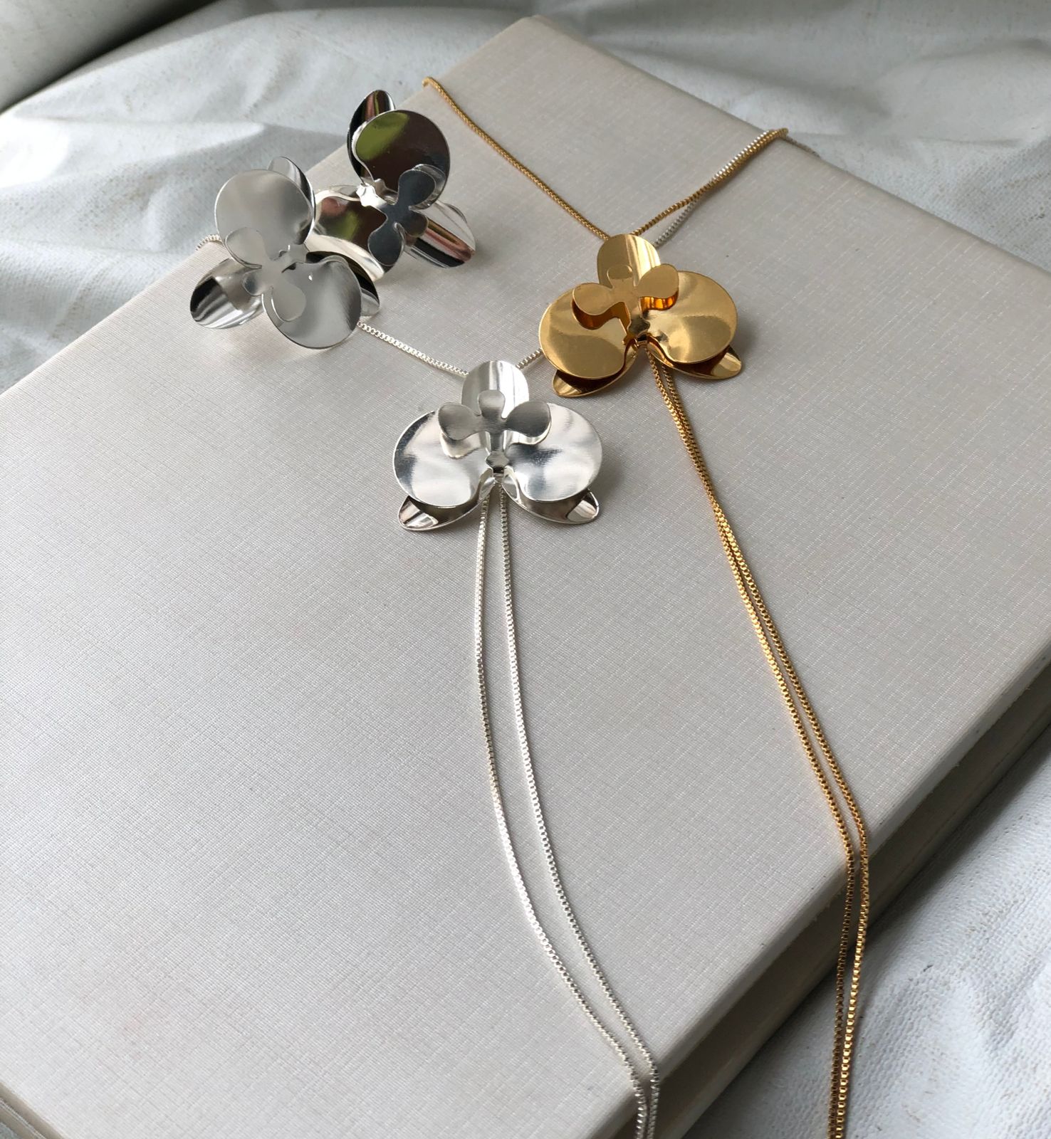 Conjunto Orquidea Liso - Colar Gravatinha Mais Brinco- Semijoia Banhada em Prata 925 ou Ouro 18K