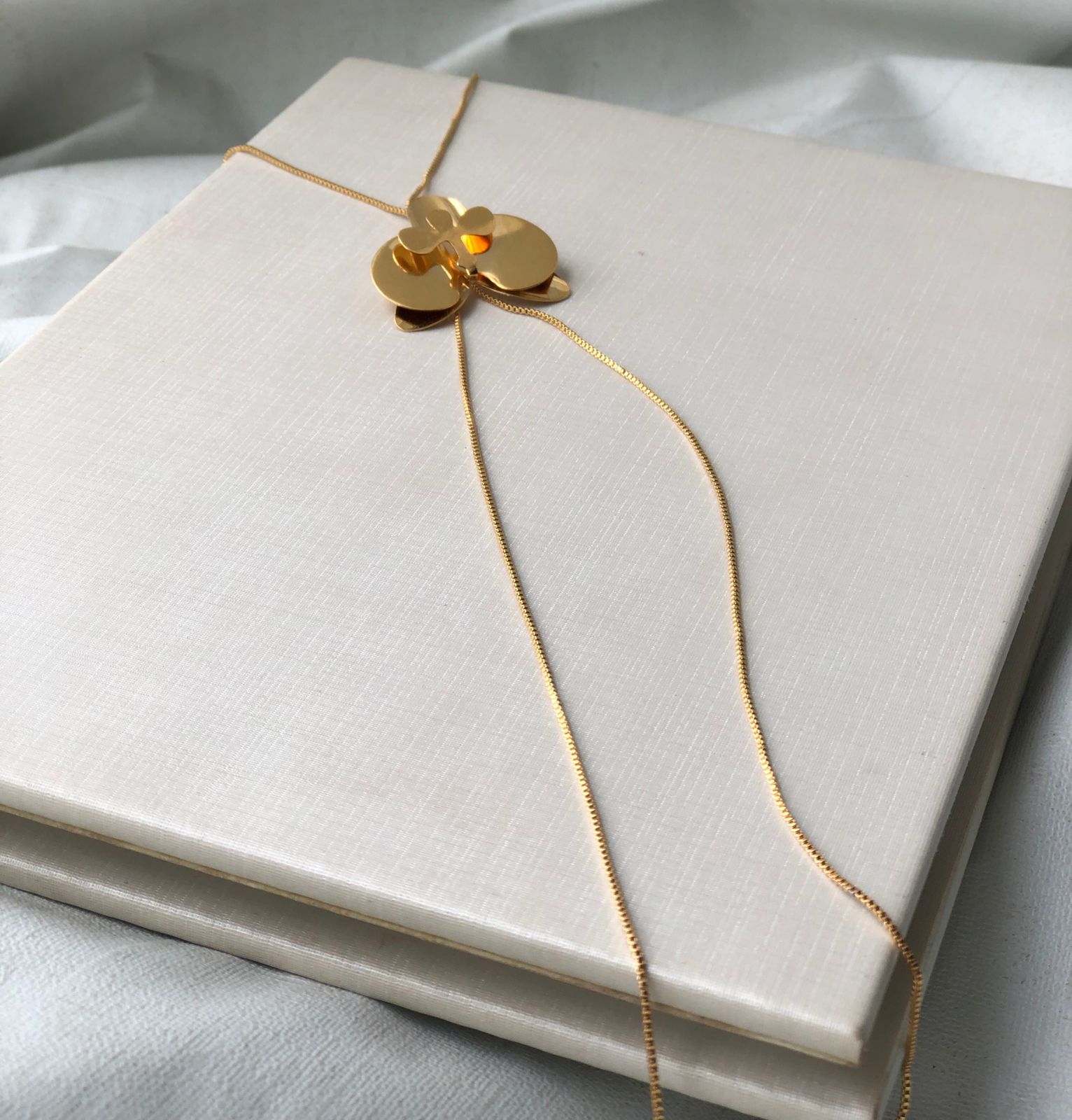 Conjunto Orquidea Liso - Colar Gravatinha Mais Brinco- Semijoia Banhada em Prata 925 ou Ouro 18K