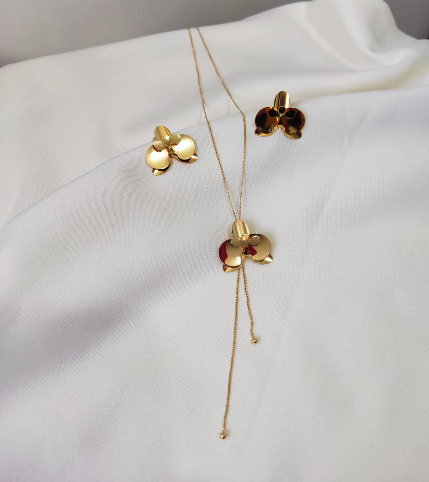 Conjunto Orquidea Liso - Colar Gravatinha Mais Brinco- Semijoia Banhada em Prata 925 ou Ouro 18K