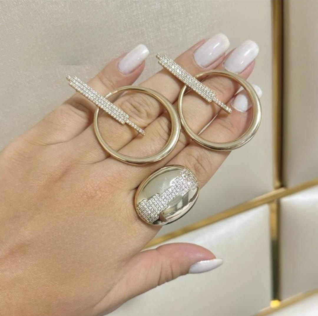Brinco Longo Circulo Liso Vazado Com Cascata Cravejada   - Banhado a Ouro 18K - Semijoia