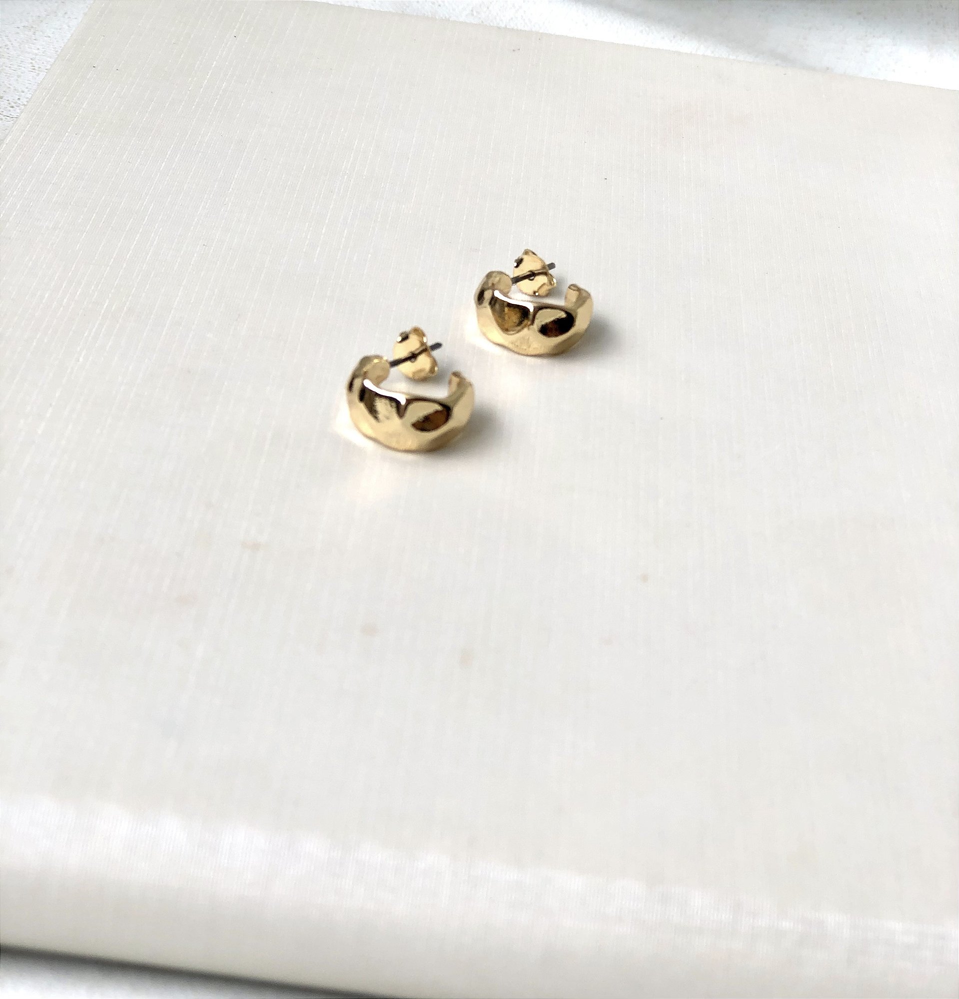 Brinco Argola Martelada Orgânica Pequena -Semijoia Banhado a Ouro 18K ou a Rodio