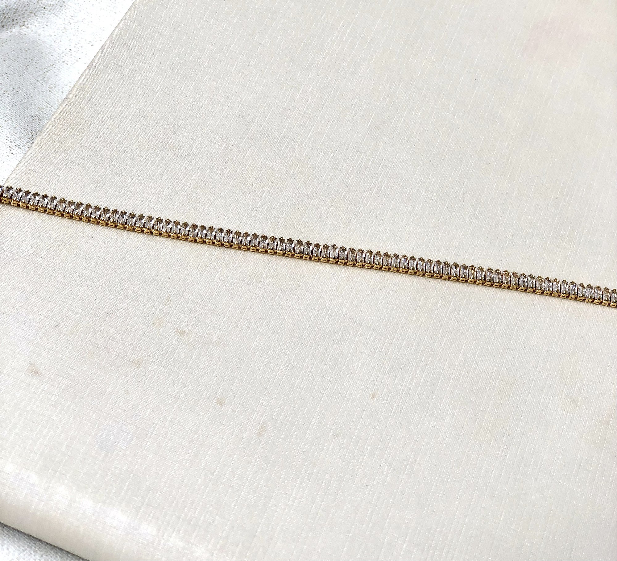 Pulseira Riviera Cravejada em Zirconia Baguete de 4,5mm de Largura na Cristal  ou Coloridas - Semijoia Banhada a Ouro 18K