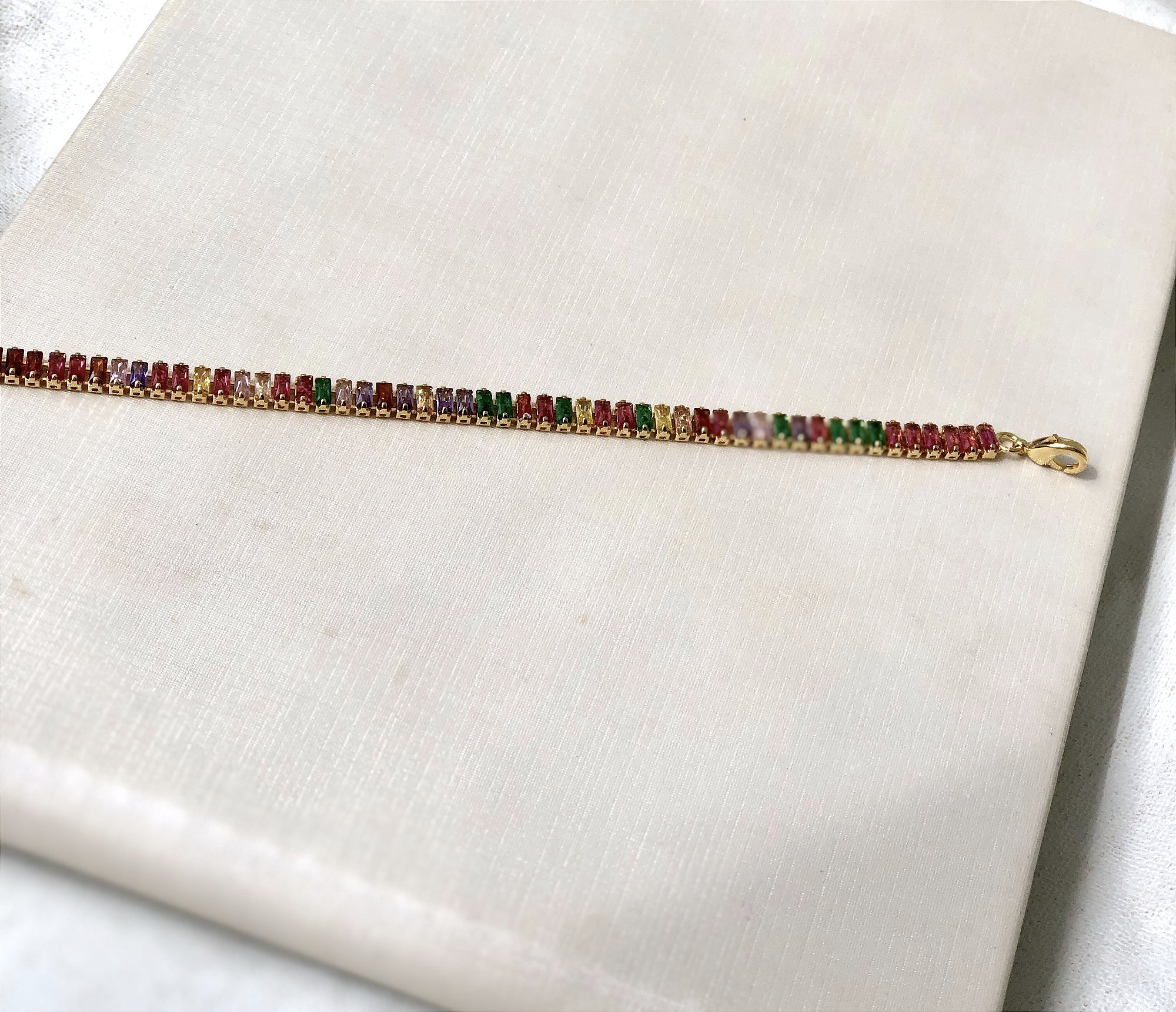 Pulseira Riviera Cravejada em Zirconia Baguete de 4,5mm de Largura na Cristal  ou Coloridas - Semijoia Banhada a Ouro 18K