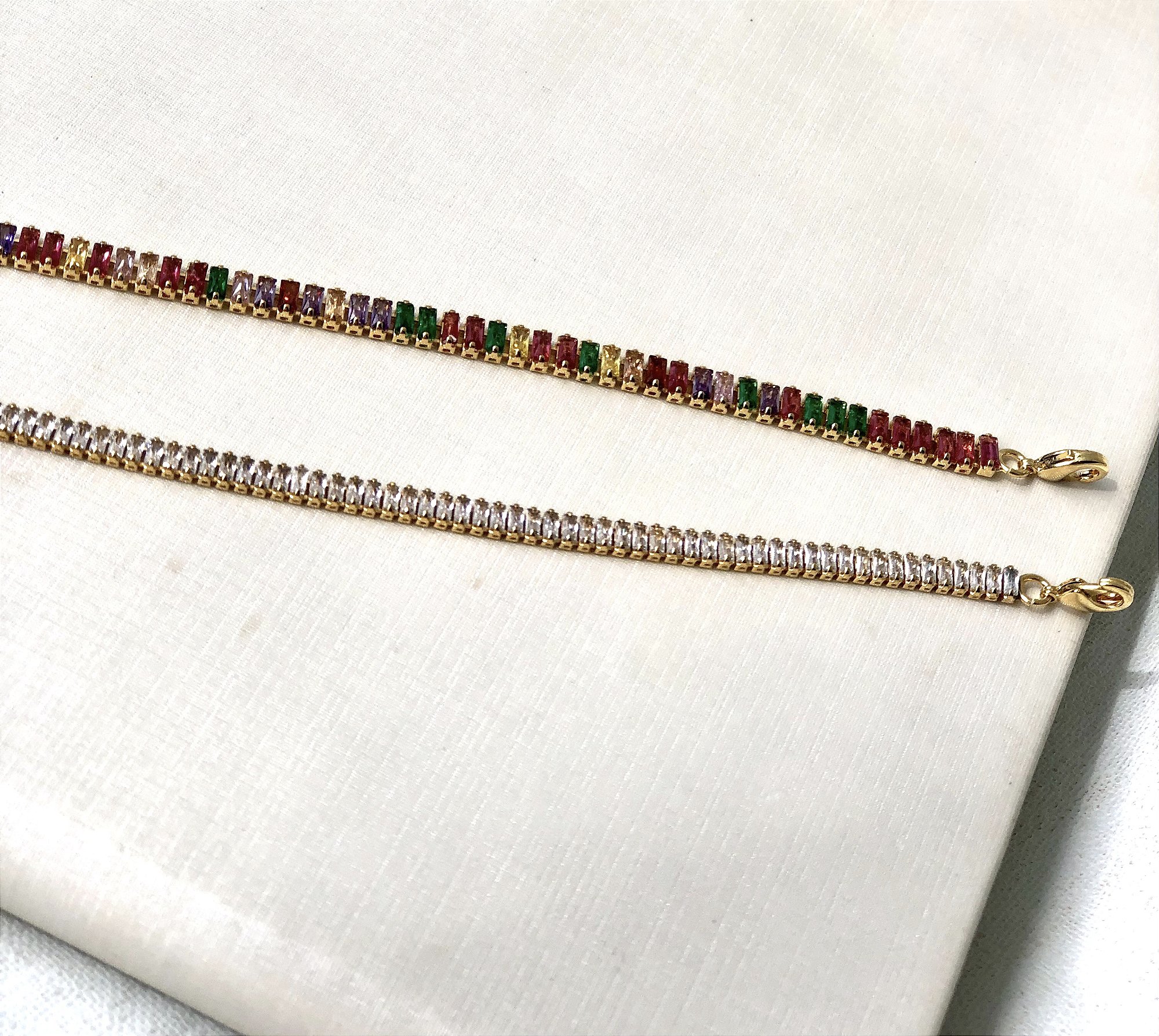Pulseira Riviera Cravejada em Zirconia Baguete de 4,5mm de Largura na Cristal  ou Coloridas - Semijoia Banhada a Ouro 18K