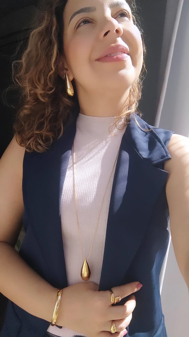 Colar Longo Com Pingente Gota Grande Lisa - Semijoia Banhada Ouro 18 K