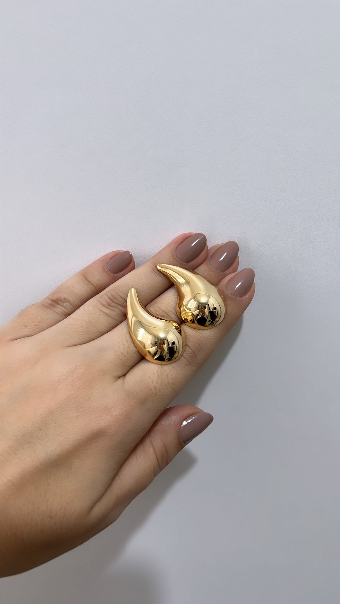 Brinco Gota Vírgula Lisa Média  - Semijoia Banho Ouro 18K