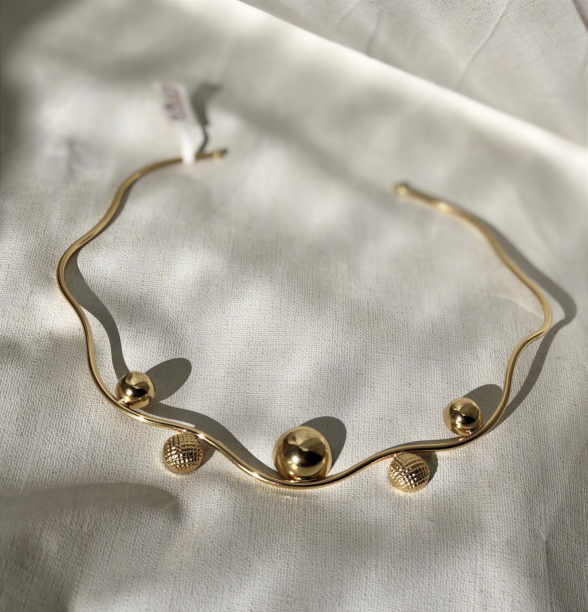 Colar Aro Chocker Ondulado de Bolas Lisa e Trabalhadas - Semijoia Banhada Ouro 18 K