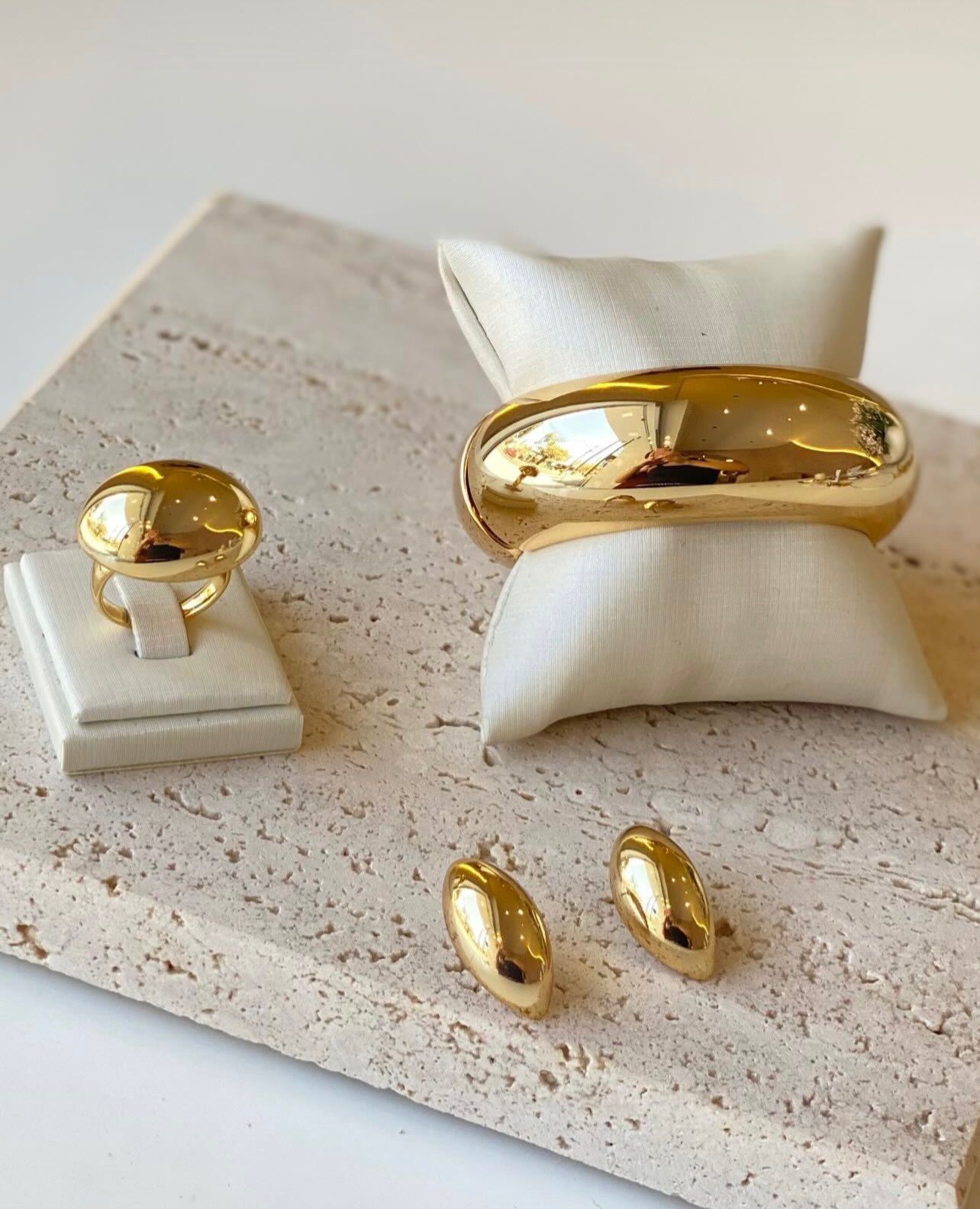 Brinco Oval Liso Médio - Minimalista - Semijoia Banhada a Ouro 18K ou Ródio