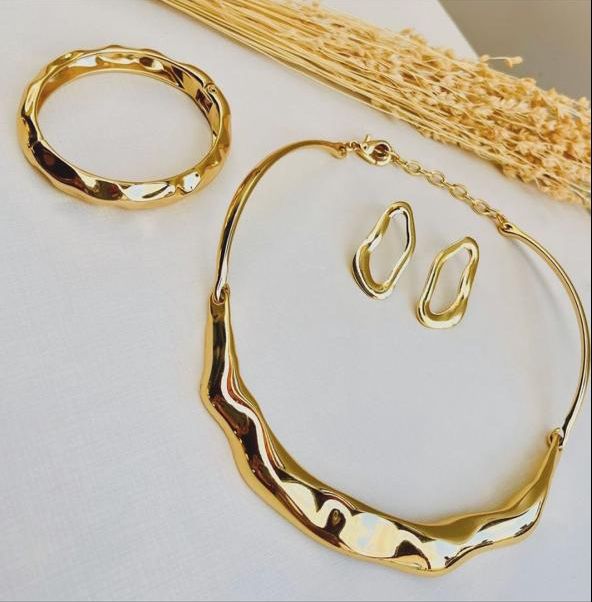 Brinco Organico Oval ou Argola Frontal Orgânica - Vazada - Lisa - Banhado a Ouro 18K - Semijoia