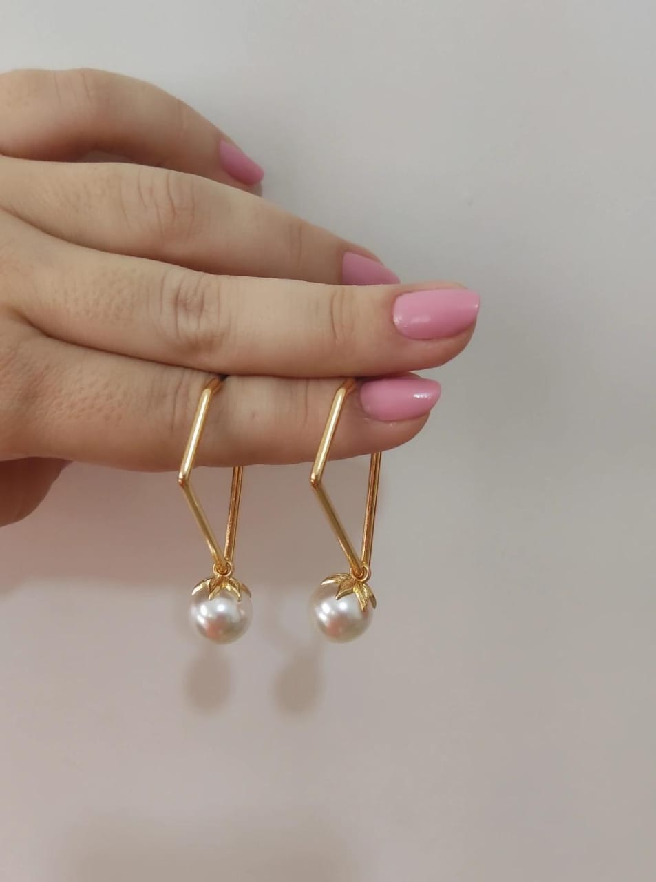 Brinco Argola Geometrica Fina Com Perola  - Semijoia Banhada a Ouro 18K