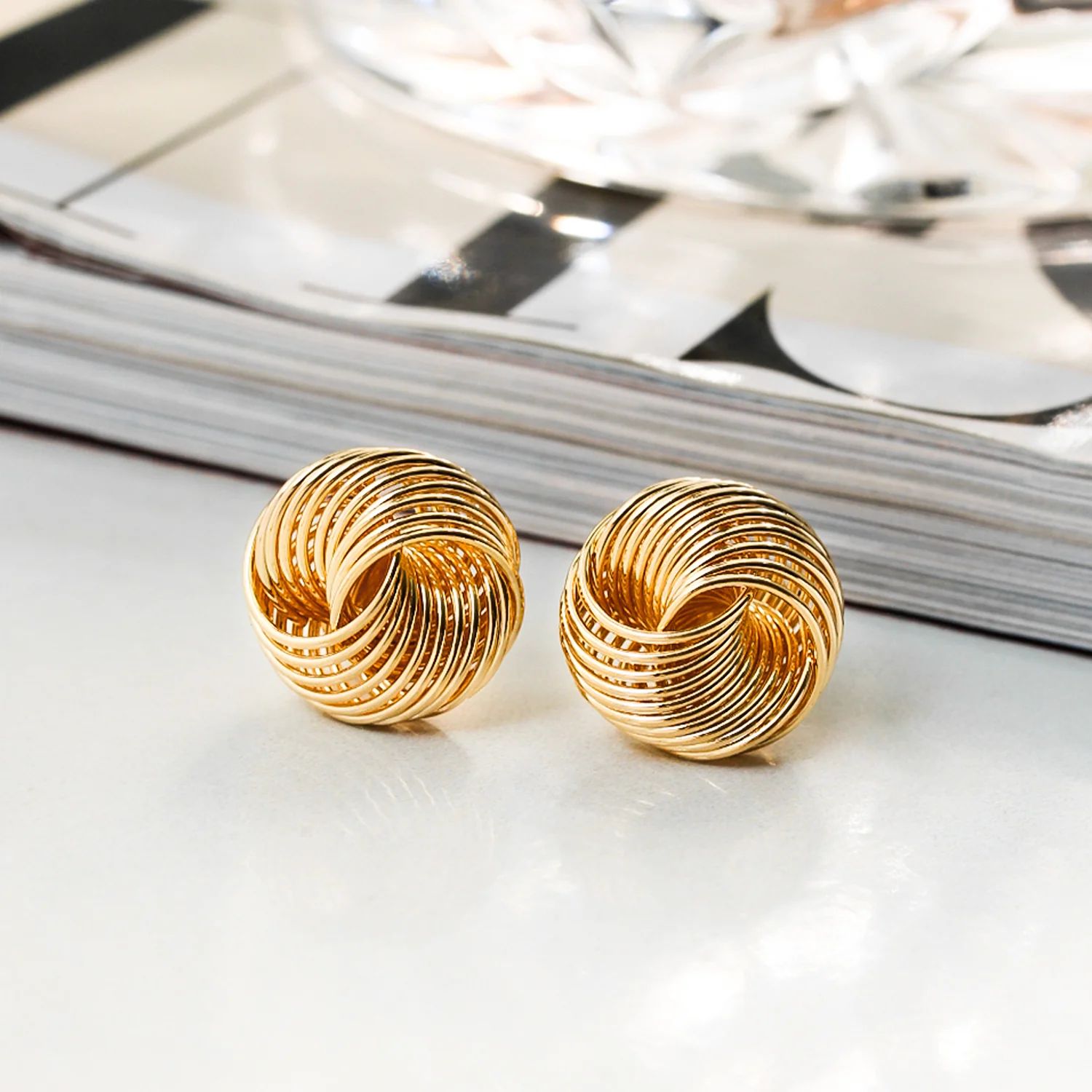 Brinco Espiral de Fios Entrelaçado Delicado - Semijoia Banhada a Ouro 18K